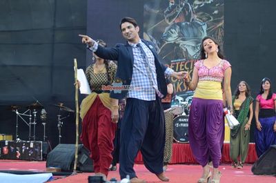 Sushant Singh Rajput at film 'Detective Byomkesh Bakshy!' inspired fashion show at Somaiya College