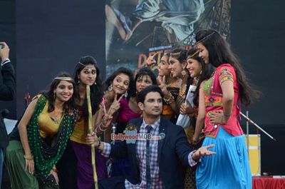 Sushant Singh Rajput at film 'Detective Byomkesh Bakshy!' inspired fashion show at Somaiya College