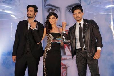 Ali Fazal, Gurmeet Choudhary, Sapna Pabbi, Vikram Bhatt, Mahesh Bhatt at the launch of song 'Bheeg loon' from 'Khamoshiyan'