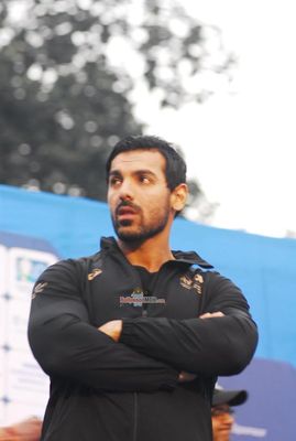 The Standard Chartered Mumbai Marathon 2015 witnesses the presence of many Bollywood Celebrities
