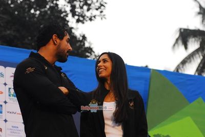The Standard Chartered Mumbai Marathon 2015 witnesses the presence of many Bollywood Celebrities