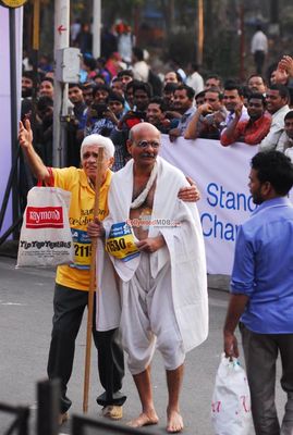 The Standard Chartered Mumbai Marathon 2015 witnesses the presence of many Bollywood Celebrities
