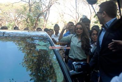 Mumbai University felicitates Rani Mukherjee and Prem Chopra