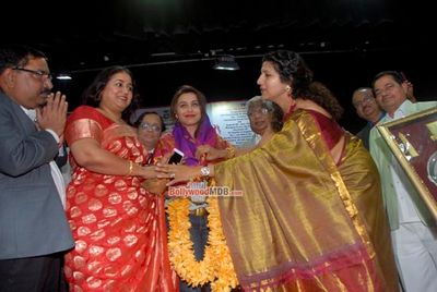Mumbai University felicitates Rani Mukherjee and Prem Chopra