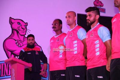 Abhishek Bachchan with his team members at the Press Meet of Jaipur Pink Panthar