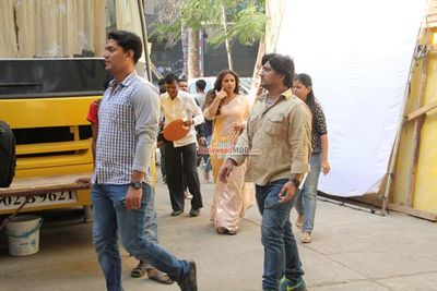 Vidya Balan promotes 'Hamari Adhuri Kahani' on the sets of Itna Karo Na Mujhe Pyaar