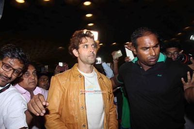 Hrithik Roshan, Sridevi, Anil Kapoor, Malaika Arora Khan, Neha Dhupia, Esha Gupta, Sonu Sood, Dia Mirza snapped leaving for IIFA 2015