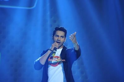 Varun Dhawan's 4D performance to promote film 'ABCD 2' in tie up with Pond's Men