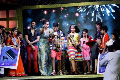 Malaika Arora Khan, Aditi Govitrikar, Vahbiz Mehta, Sandip Soparrkar, Amrita Raichand, Amy Billimoria and Alesia Raut at Grand Finale of Shine Young 2015 Kids Fashion Show