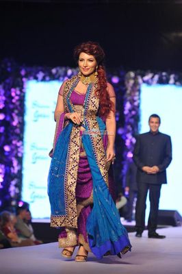 Aamir Khan & Sonakshi Sinha among Bolly Celebs walk the ramp at the 10th Annual Caring with Style Fashion Show