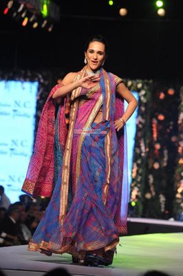 Aamir Khan & Sonakshi Sinha among Bolly Celebs walk the ramp at the 10th Annual Caring with Style Fashion Show