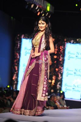 Aamir Khan & Sonakshi Sinha among Bolly Celebs walk the ramp at the 10th Annual Caring with Style Fashion Show