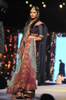 Aamir Khan & Sonakshi Sinha among Bolly Celebs walk the ramp at the 10th Annual Caring with Style Fashion Show