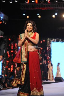 Aamir Khan & Sonakshi Sinha among Bolly Celebs walk the ramp at the 10th Annual Caring with Style Fashion Show