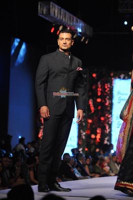 Aamir Khan & Sonakshi Sinha among Bolly Celebs walk the ramp at the 10th Annual Caring with Style Fashion Show
