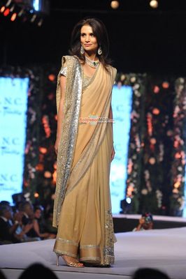 Aamir Khan & Sonakshi Sinha among Bolly Celebs walk the ramp at the 10th Annual Caring with Style Fashion Show