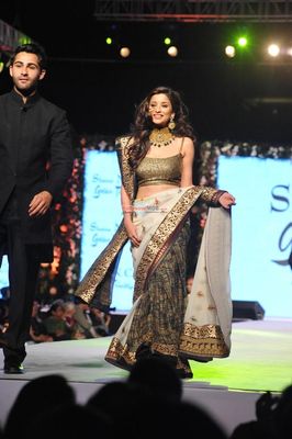 Aamir Khan & Sonakshi Sinha among Bolly Celebs walk the ramp at the 10th Annual Caring with Style Fashion Show