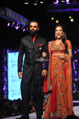 Aamir Khan & Sonakshi Sinha among Bolly Celebs walk the ramp at the 10th Annual Caring with Style Fashion Show