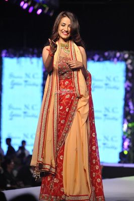 Aamir Khan & Sonakshi Sinha among Bolly Celebs walk the ramp at the 10th Annual Caring with Style Fashion Show