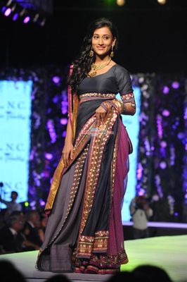 Aamir Khan & Sonakshi Sinha among Bolly Celebs walk the ramp at the 10th Annual Caring with Style Fashion Show
