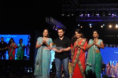 Aamir Khan & Sonakshi Sinha among Bolly Celebs walk the ramp at the 10th Annual Caring with Style Fashion Show