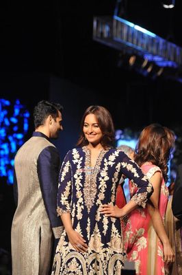 Aamir Khan & Sonakshi Sinha among Bolly Celebs walk the ramp at the 10th Annual Caring with Style Fashion Show