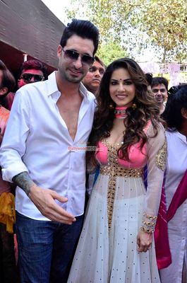 Sunny Leone & Rakhi Sawant among Bollywood Celebs at Zoom Holi Party 2015