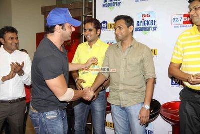 Sohail Khan poses with the winner of 'BIG'est Cricket Fan contest