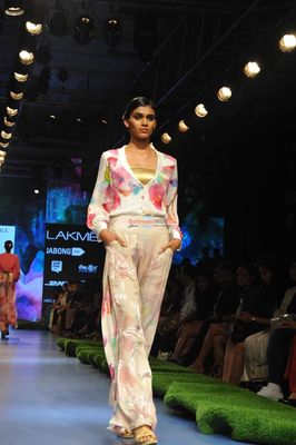 Gauri Khan walks the ramp as showstopper for Satya Paul show at Lakme Fashion Week Summer/Resort 2015