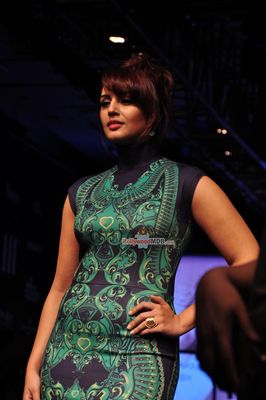Sunny Leone, Neha Dhupia, Huma Qureshi, Karisma Kapoor, Mugdha Godse among Bollywood actresses on Day 4th of the LFW Summer/Resort 2015