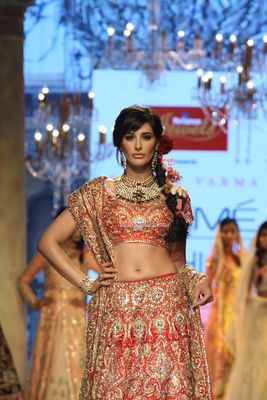 Nargis Fakhri walks the ramp as showstopper for Reliance Jewels presents Suneet Verma show at LFW Summer/Resort 2015