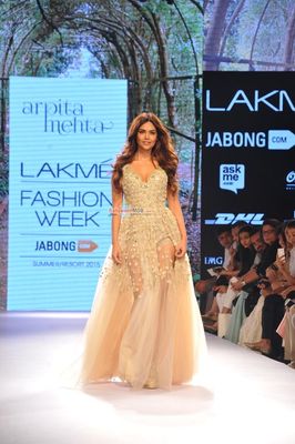 Esha Gupta walks the ramp as showstopper for designer Arpita Mehta at LFW Summer/Resort 2015