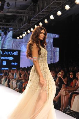 Esha Gupta walks the ramp as showstopper for designer Arpita Mehta at LFW Summer/Resort 2015