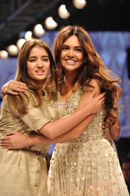 Esha Gupta walks the ramp as showstopper for designer Arpita Mehta at LFW Summer/Resort 2015