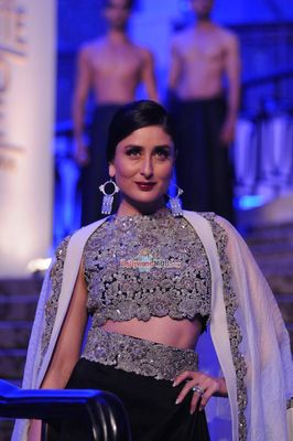 Kareena Kapoor walks the ramp as showstopper for Anamika Khanna at Lakme Fashion Week Summer/Resort 2015 Grand Finale