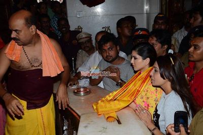 Sunny Leone Snapped at The Siddhivinayak Temple in Mumbai