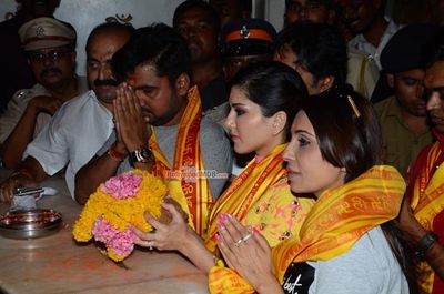 Sunny Leone Snapped at The Siddhivinayak Temple in Mumbai