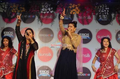 Kangana Ranaut and R. Madhavan with Performance by Nooran Sisters at film 'Tanu Weds Manu Returns' Sangeet Party
