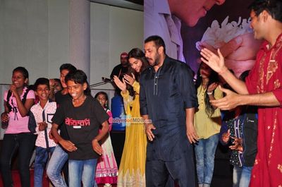'Prem Ratan Dhan Payo' Star Cast Celebrate Diwali with Kids from 'Dharavi Rocks' Music Band