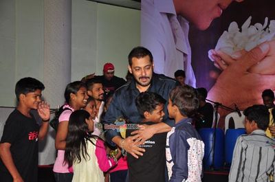 'Prem Ratan Dhan Payo' Star Cast Celebrate Diwali with Kids from 'Dharavi Rocks' Music Band