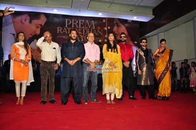 'Prem Ratan Dhan Payo' Star Cast Celebrate Diwali with Kids from 'Dharavi Rocks' Music Band