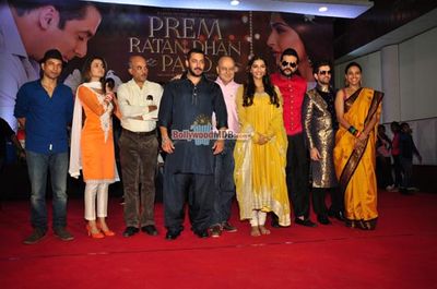 'Prem Ratan Dhan Payo' Star Cast Celebrate Diwali with Kids from 'Dharavi Rocks' Music Band