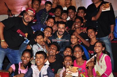 'Prem Ratan Dhan Payo' Star Cast Celebrate Diwali with Kids from 'Dharavi Rocks' Music Band