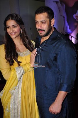 'Prem Ratan Dhan Payo' Star Cast Celebrate Diwali with Kids from 'Dharavi Rocks' Music Band