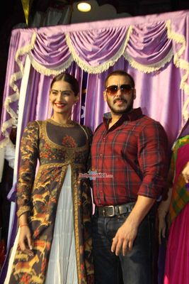 Salman Khan, Sonam Kapoor & Saurabh Gadgil, Chairman, P N Gadgil Jewellers Pvt Ltd at the Launch of their Logo