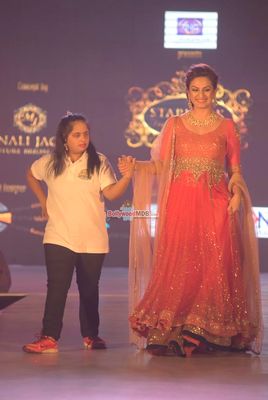 Celebs walk the ramp at Manali Jagtap's Star Walk Fashion Show for NGO UMEED in association with P N Gadgil