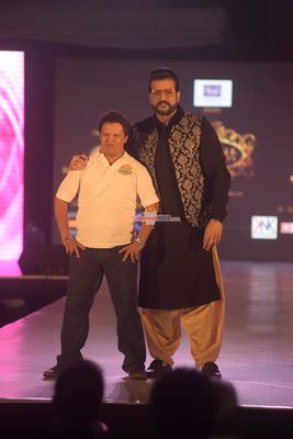 Celebs walk the ramp at Manali Jagtap's Star Walk Fashion Show for NGO UMEED in association with P N Gadgil
