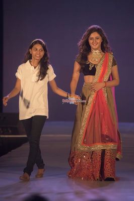 Celebs walk the ramp at Manali Jagtap's Star Walk Fashion Show for NGO UMEED in association with P N Gadgil