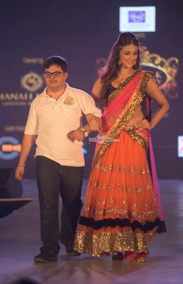 Celebs walk the ramp at Manali Jagtap's Star Walk Fashion Show for NGO UMEED in association with P N Gadgil