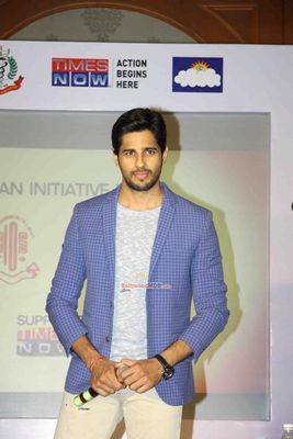 Siddharth Malhotra and Karisma Kapoor at panel discussion of World Diabetes Day